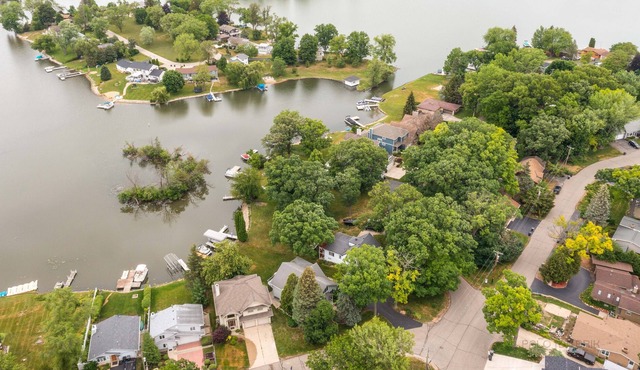 Lakefront Resort Style Home. Pontoon Available.