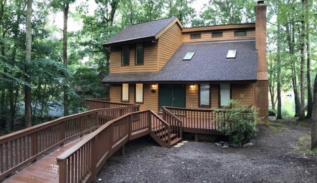 Lakefront retreat with huge screened-in porch