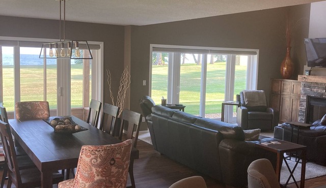 Lakefront Retreat at Izatys Resort: Perfect All-Season Getaway!