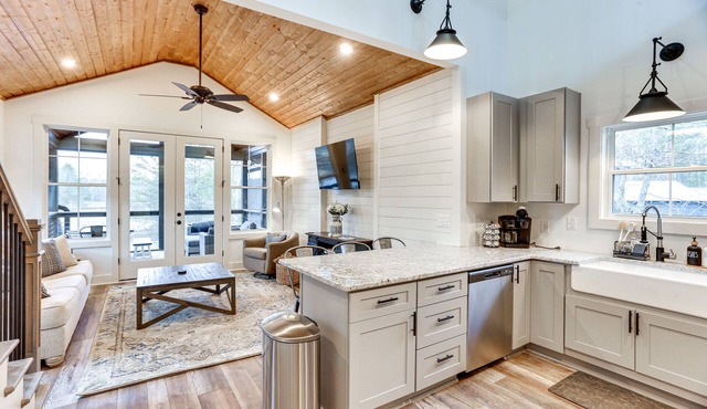Lakefront Retreat at Waters Edge w/Fire Pit!
