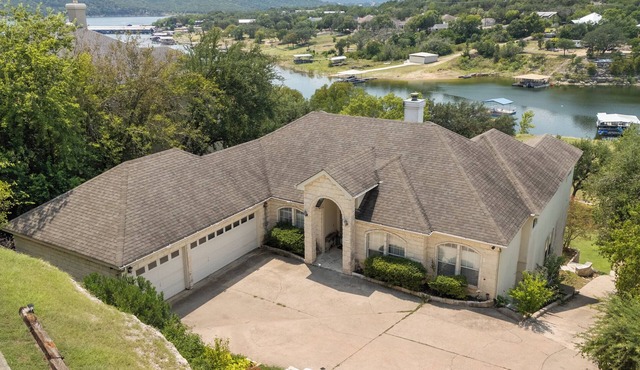 Lakefront Retreat/Boat Dock Lake Travis-Near Austin/UT and Lake Travis Football