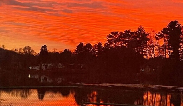 Lakefront Retreat- Cozy and Comfortable- Sleep up to 13! Dog Friendly!