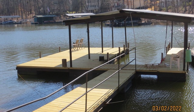 LAKEFRONT Retreat! Escape To Lake Hartwell in this lakeside cottage!