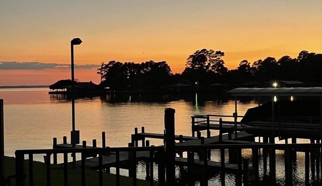 Lakefront Retreat - Ground floor - Great Views!