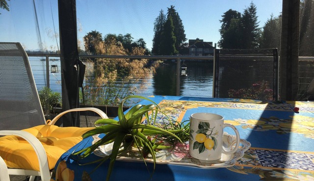 Lakefront retreat house