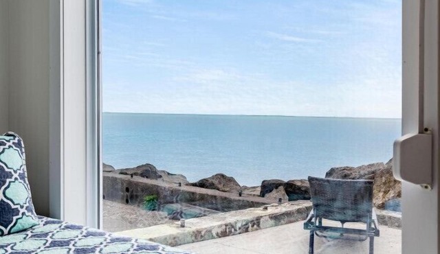 Lakefront Retreat + Hot Tub Sunset Views Point Pelee