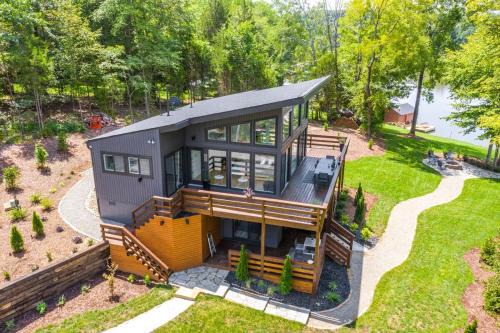Lakefront Retreat, Hot Tub, WiFi, Firepit