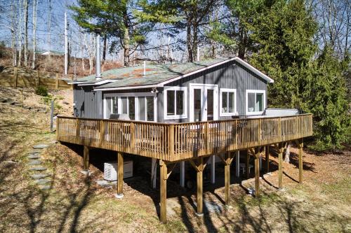 Lakefront Retreat Hot Tub Kenoza Cottage