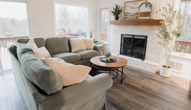 Lakefront Retreat: Hot Tub, Sauna, Fire Pit, Game Room & Stunning Views