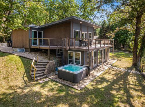 Lakefront Retreat~Hot Tub~Game Room~Fire Pit~ BBQ