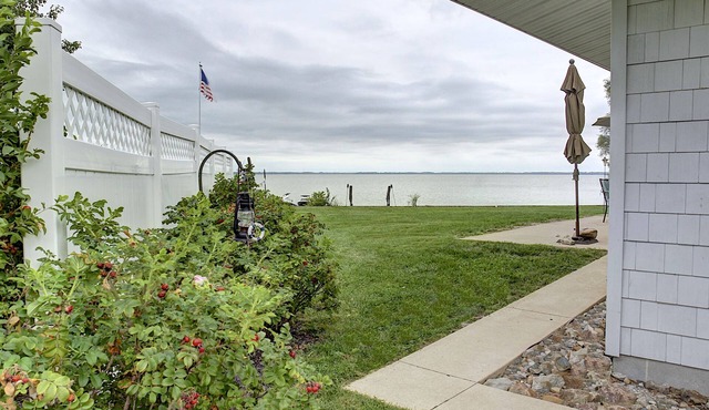 Lakefront Retreat in Port Clinton-Private Beach & Unique Caboose Stay!