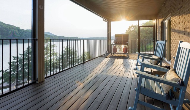 Lakefront Retreat in Mooresburg