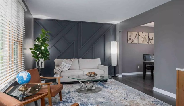 Lakefront retreat near shopping and ski resorts