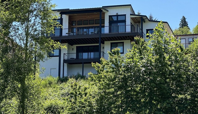 Lakefront Retreat: New Construction Lake House with Breathtaking Mayfield View