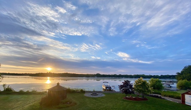Lakefront Retreat on Long Lake – Perfect for Wildlife, Weddings & Getaways