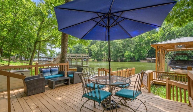 Lakefront Retreat on Quiet Cove, Dock, Fire Pit, King Bed- close to Uwharrie