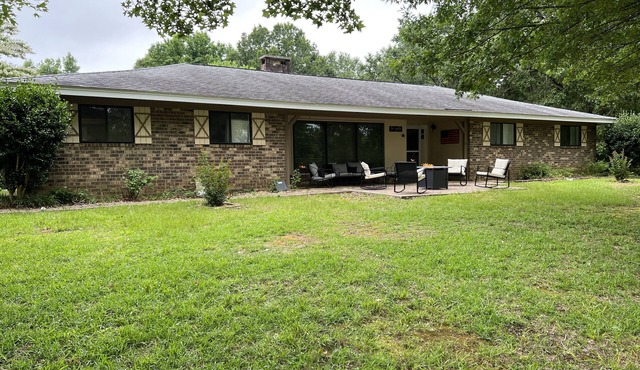 Lakefront retreat, perfect for Alabama or Mississippi State games.