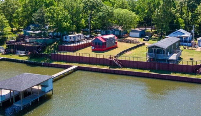 Lakefront Retreat Paradise!