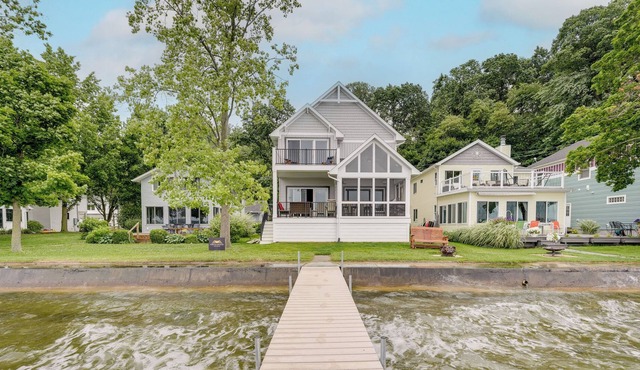 Lakefront Retreat: Private Dock, Kayaks & Grill!