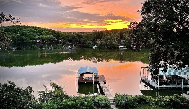 Lakefront Retreat + private dock + game room + large patio pizza oven bar