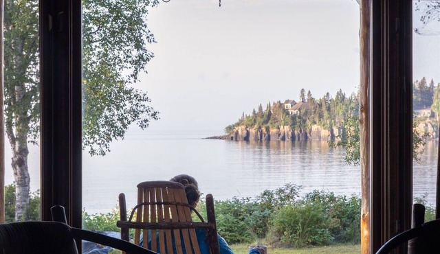 Lakefront retreat, river/wood fireplace/hot tub
