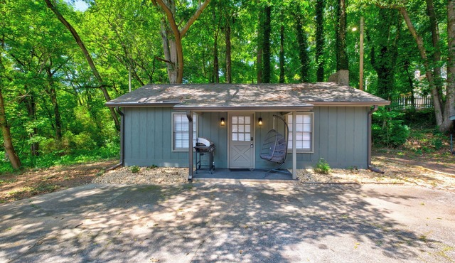 "Lakefront Retreat – Rustic Escape for Couples, Creatives, & Remote Workers"