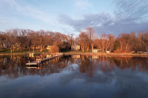 Lakefront Retreat- Sauna, Hot Tub, Firepit & More