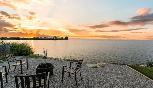 Lakefront Retreat - Serene escape on Lake Erie! Amazing Views! Lorain OH