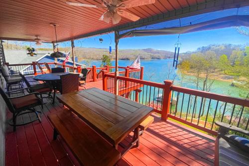 Lakefront Retreat Sleeps 16 Dock Boat Slips Grill