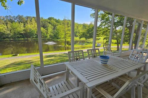 Lakefront Retreat - Sleeps 8 - 1 Hr from STL
