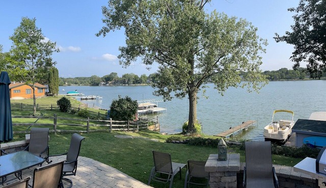 Lakefront Retreat Sleeps 12, Hot Tub, Boats, 1Gig Fibre, Pets, Wilmot Ski