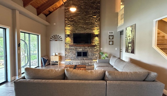 Lakefront Retreat Tampa, 7BR, Dock & Fun