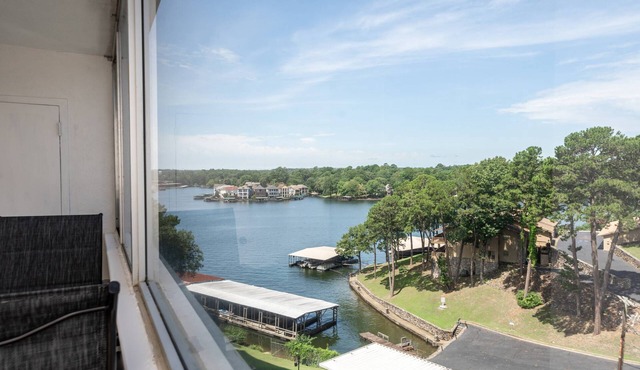 Lakefront Retreat: Updated Condo with Resort Amenities, Lake Views, Pool & Close to Hot Springs Fun!