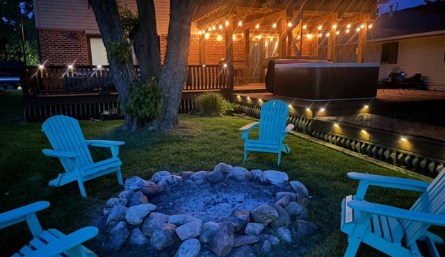 Lakefront Retreat with hot tub ICE FISHING