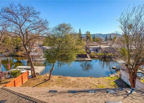 Lakefront Retreat Private Yard + Fireplace