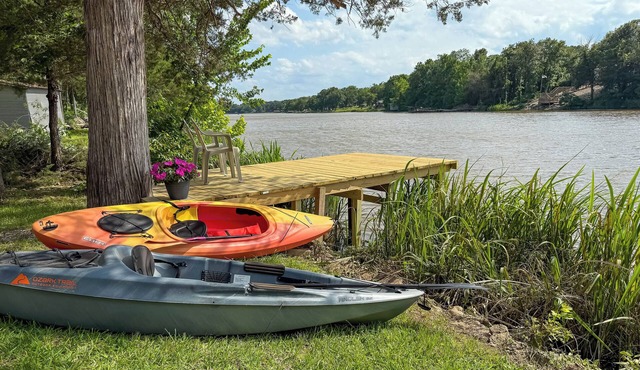 Lakefront Retreat w/Patio in Fort Towson!