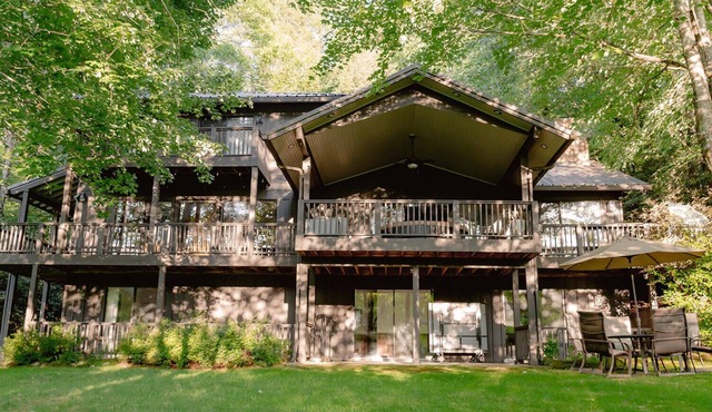 Lakefront Retreat in Quite Cove on Luxurious Lake Toxaway