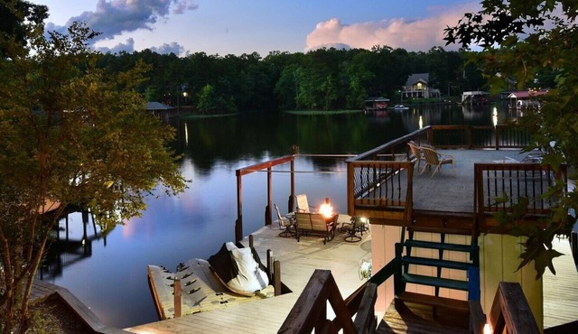 Lakefront Retreat on Lake Tillery – Cozy family Getaway with Dock & Scenic Views
