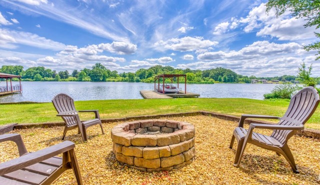 Lakefront Retreat, Sleeps 16 - Pets, Games & Golf