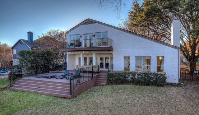 Lakefront Retreat w/Balcony