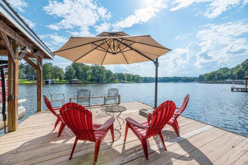 Lakefront Retreat w/Deep Water + Great Views!
