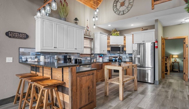 Lakefront Retreat w/Direct Access, Great Views, Foosball, Billiards & Arcade