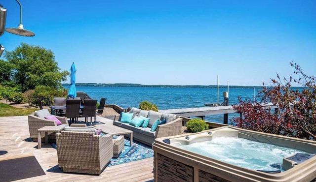 Lakefront Retreat w/Hot Tub, Kayaks & PAC-MAN