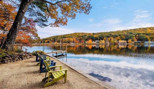 Lakefront Retreat w Private Beach, Dock & Kayaks