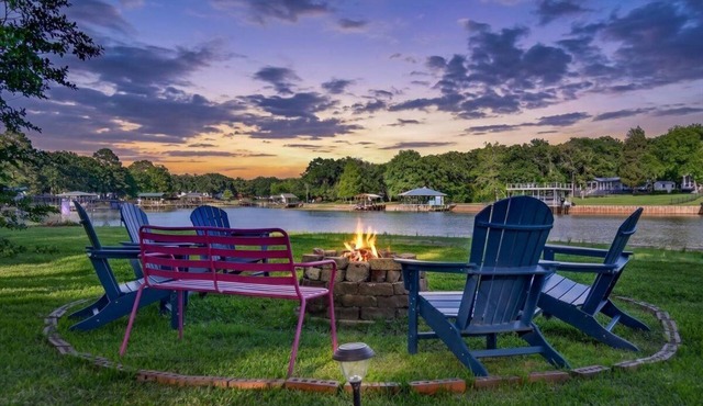 Lakefront Retreat w Private Dock, Sandy Beachfront, Kayaks, Firepit & Lilypad