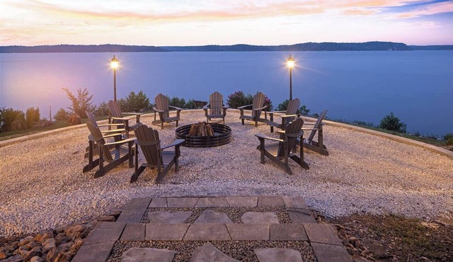 Lakefront Retreat w/Pvt Dock, Game Room, Hot Tub, Kayaks