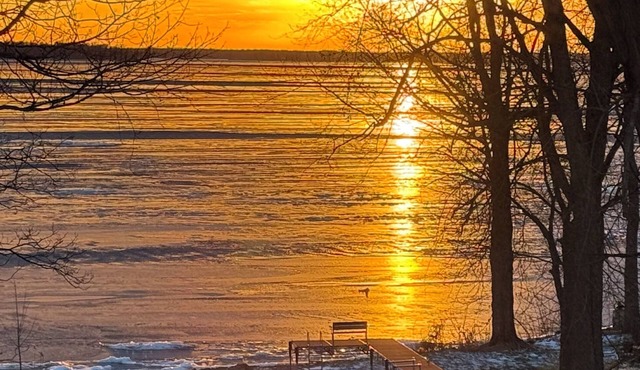 Lakefront Retreat w/Kayaks, Firepit & Home Office. Great Ice Fishing!