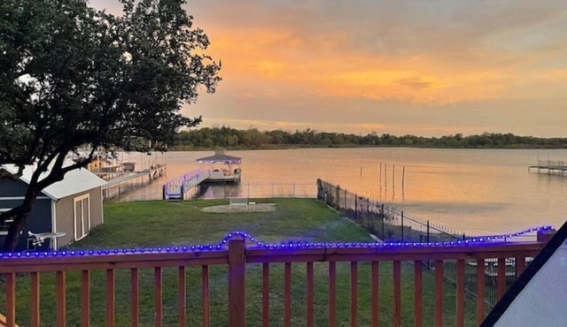 Lakefront Retreat w/Hot Tub +Private Dock - Sleeps 14 - Eagle Mountain Lake
