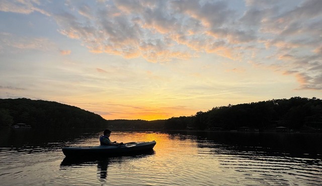 Lakefront Retreat with Dock & Kayaks -Quiet Cove + Sunsets