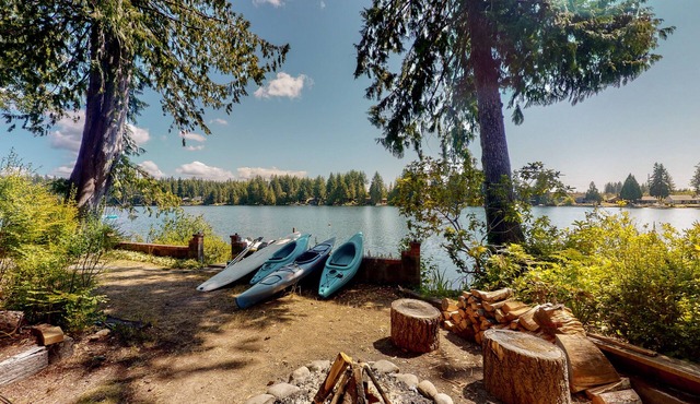 Lakefront retreat with hot tub, private dock and stunning water views